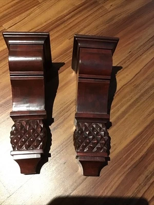 PAR DE MÉNSULAS DECORATIVAS DE MADERA 14” DE ALTO 4 1/2” DE ANCHO — ACABADO CEREZO Foto 1 de 4