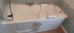 Disabled walk-in bath 1675mm x 700mm - With Powered Seat. Excellent condition. - Picture 1 of 3