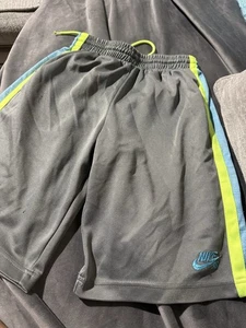 Nike Youth SB grey Shorts Sz Medium - Picture 1 of 5