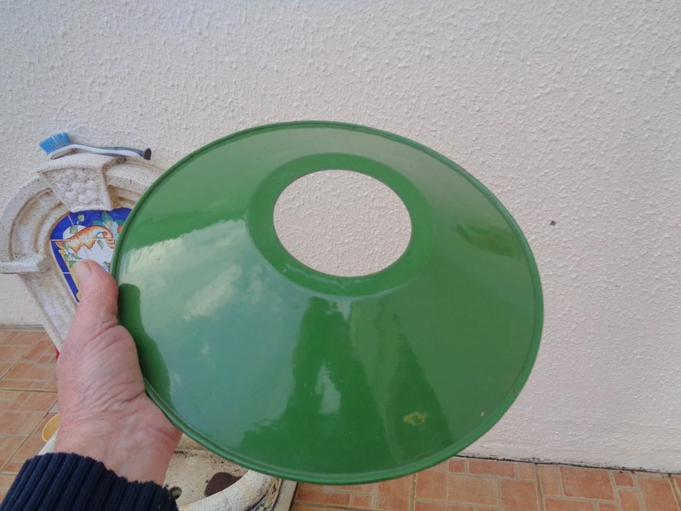 Ancienne lampe de cour de ferme abat-jour émaillé grande taille fond de stock - Photo 1/3