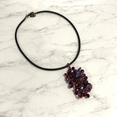 Collar Gargantilla Vintage Cordón de Goma Negro Púrpura Cuentas Racimo Colgante  Foto 1 de 4