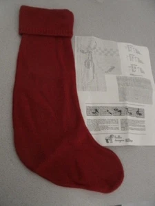 Roter Weihnachtsstrumpf mit Kreuzstichmuster von Holly Designs - Bild 1 von 2