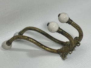 Par de ganchos de toalla de abrigo de latón victoriano vintage puntas de porcelana blanca - Imagen 1 de 8