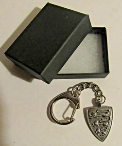F) KEYRING PEWTER THREE LIONS SHIELD HERALDIC COAT OF ARMS ENGLAND ROYAL BANNER - Picture 1 of 2