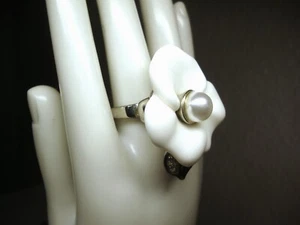 KJL STATEMENT RING - Sz 7 Adj. White Flower, Faux Pearl & Black Crystal Leaves - Picture 1 of 7