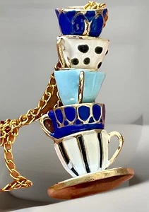 Tea Time ALICE IM WUNDERLAND GESTAPELT Teetassen ANHÄNGER HALSKETTE nicht Kate Spade - Bild 1 von 4