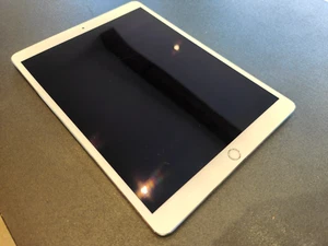 Apple iPad Pro 10.5 2017 - 64GB - Silver/White - A1701 Well-kept (Pressure Mark) - Picture 1 of 8