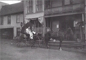 Vermont Chrome Postcard Ellen Cray and Donald Gingras Buggy Corser's Store - Imagen 1 de 2