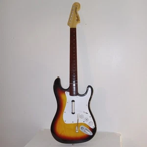 Rock Band 2 Chitarra Nintendo Wii Fender Stratocaster Sunburst NWGTS2 Pacchetto Dongle - Foto 1 di 16