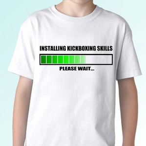 Installing Kickboxing Skills lustig weiß T-Shirt Geschenk Geschenk Witz Humor XMA Top - Bild 1 von 5