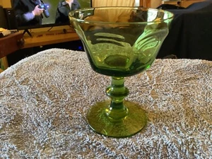 VINTAGE CHAMPAGNE SHERBET GREEN GLASS 5 1/4” TALL - Picture 1 of 4