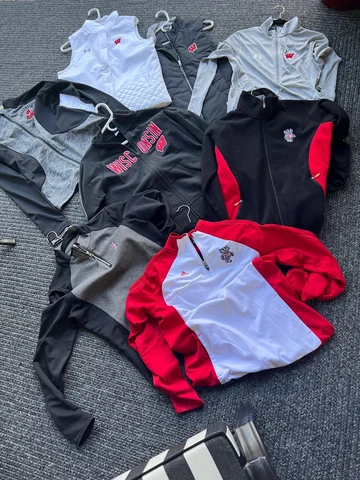 Womens Wisconsin Badgers shirts/jackets/vests Cover