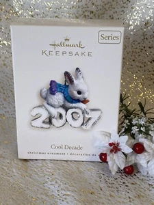 2007 Hallmark COOL DEKADE #8 Serie Ornament WHITE RABBIT Eis Jahresjahr HASE - Bild 1 von 4