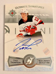 Tyce Thompson RC - Devils - 2022-23 UD Ultimate Signatures EN TARJETA Autógrafo AUTO - Imagen 1 de 2