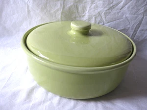 BAUER GREEN CASSEROLE WITH LID, SMALL CHIPS - Picture 1 of 16