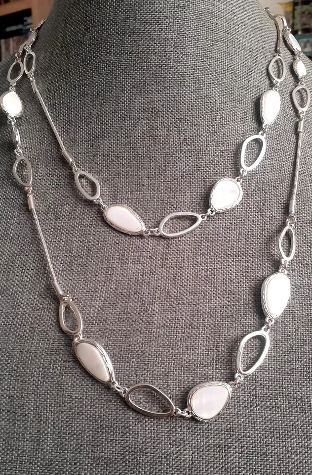 Collar Largo Estación Ovalada Tono Plata NINE WEST. Excelente estado. 42" Foto 1 de 4