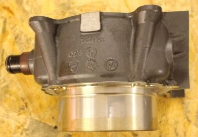 Ducati Diavel 1200 2011 2012 2013 2014 motor cilindro vertical Foto 1 de 4