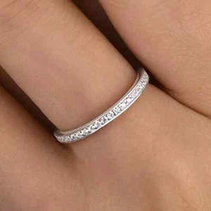 Fascia mezza eternità in vera moissanite tonda 0,40CTW placcata oro bianco 14 carati per lei - Foto 1 di 11
