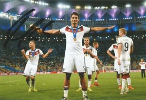 GERMANY & BORUSSIA DORTMUND: MATS HUMMELS SIGNED 6x4 WORLD CUP TROPHY PHOTO+COA - Picture 1 of 1