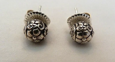 PENDIENTES PERFORADOS DETALLADOS JOHN HARDY JAI PLATA ESTERLINA NO ME OLVIDES FLORES Foto 1 de 4