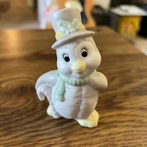 Estatuilla de pingüino miniatura con sombrero de copa y bufanda 4"T blanco y gris - Imagen 1 de 7