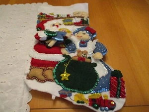 Bucilla 7/8 fertiger Weihnachts Filzstrumpf Weihnachtsmann & Frau Claus mit Spielzeug Pailletten - Bild 1 von 16