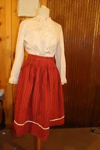 Authentisches Dirndl Bayern, getragen von echten Bayern Oktoberfest oder Halloween rot - Bild 1 von 3