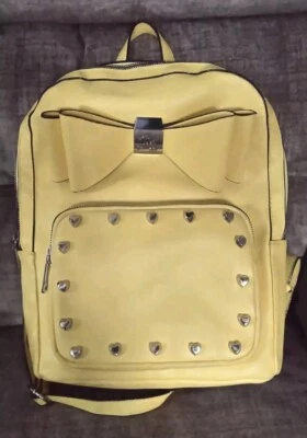 Mochila Betsey Johnson amarilla con lazo grande con tachuelas en el corazón Foto 1 de 4