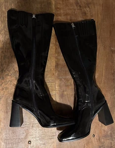 PRINCESS POLLY schwarze kniehohe Stiefel aus Lacklederimitat 7 - Bild 1 von 8