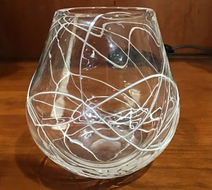 Jarrón redondo de vidrio transparente con remolinos blancos elevados - Imagen 1 de 3