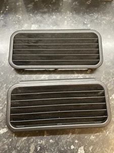 Audi A4 B6 Cabrio Kofferraum Teppichverkleidung Lüftungsschlitze x 2 FWE059 - Bild 1 von 2