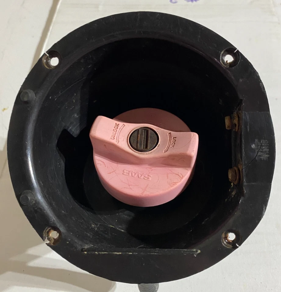 Conjunto de cuello de llenado de combustible Saab 900. Foto 1 de 4