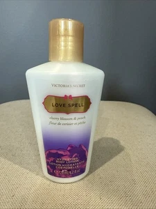 Loción corporal hidratante Victoria’s Secret Love Spell 4,2 fl oz - Imagen 1 de 4