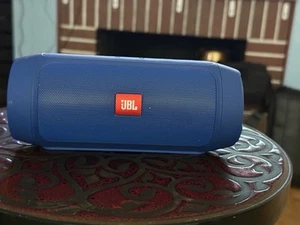 JBL Charge 2+ Bluetooth Lautsprecher (blau), ohne Strom - Bild 1 von 3