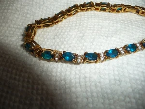 BRAZALETE TENIS AVON AQUA AZUL IMITACIÓN DIAMANTES 6"" O 7"" MARZO TONO ORO #12/10-G - Imagen 1 de 7