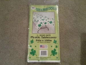 ST. PATRICKS DAY 4 BLATT KLEEBLATT NEU KUNSTSTOFF TISCHDECKE 54 Zoll x 108 Zoll GRÖSSE KLEEBLATT - Bild 1 von 3
