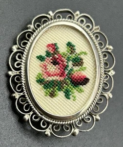 Vintage Needlepoint bestickt Silber Stadt Blumen Brosche (gebrochener Pin Haken) - Bild 1 von 17