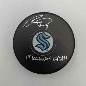 PUCK DE HOCKEY SEATTLE KRAKEN FIRMADO/AUTOMÁTICO RYAN DONADO con 1er gol KRAKEN - FANÁTICOS - Imagen 1 de 3