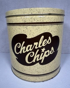 Lata de patatas fritas Charles Chips tamaño grande publicidad vintage desde 1942 decoración - Imagen 1 de 7