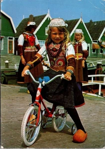 Niños en BICICLETA en Disfraz Tradicional HOLANDA 4x6 Postal - Imagen 1 de 2