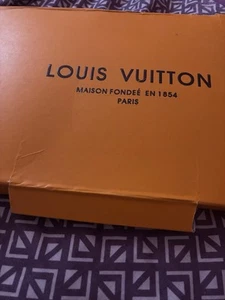 Louis Vuitton LV - Picture 1 of 3