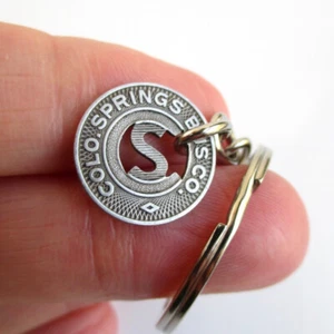 Llavero vintage reutilizado moneda de plata moneda de plata con fichas de tránsito de Colorado Springs - Imagen 1 de 3