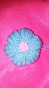 Handgefertigte gestrickte Puffy Blume, blau mit rosa. Ideal für Osterdeko - Bild 1 von 6