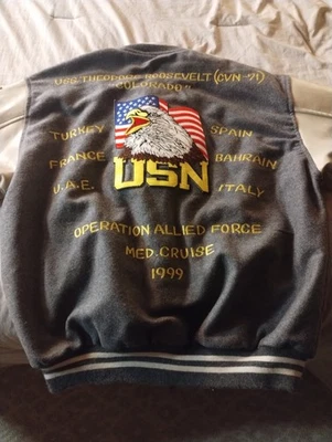 EE. UU. Chaqueta con letras navales Theodore Roosevelt Foto 1 de 3