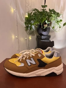 New Balance 580 marrone/giallo/bianco taglia 11 usato - Foto 1 di 10