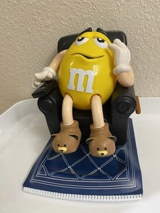 1999 DISPENSER CARAMELLE RECLINABILE GIALLO M&M "COUCH POTATOE" LA-Z-BOY EDIZIONE LIMITATA - Foto 1 di 5