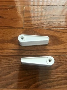 Gottlieb Pinball 2" Flat Top Bianco con Foro Vite Pinza Plastica (NUOVA COPPIA) - Foto 1 di 3