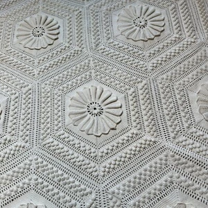 Hand Crocheted Bed Spread PRISTINE Pattern Marguerite Sunflower Popcorn 74”x95” - Picture 1 of 23