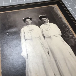 Due giovani donne fotografia d'epoca da studio su tavola c 1331 - Foto 1 di 21