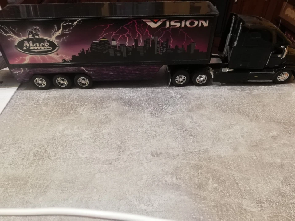 Camion MACK Vision - Immagine 1 di 4